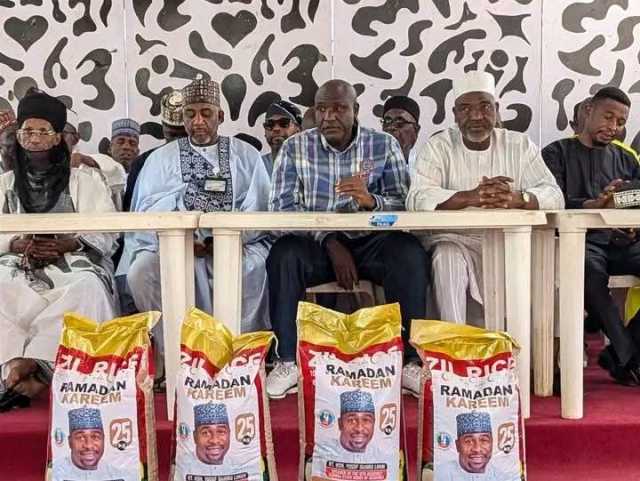 Shugaban Majalisar Dokokin Jihar Kaduna Ya Raba Tallafin Ramadan A Mazabarsa