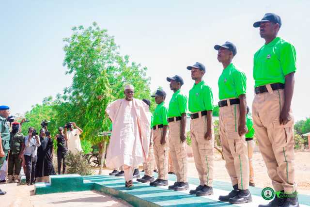 Gwamna Namadi Ya Kaddamar Da Rukuni Na Farko Na Masu Tsaron Makarantu